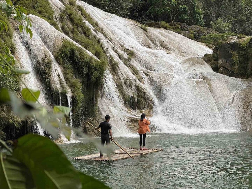 Để khám phá hết dòng thác, du khách phải dành ít nhất một ngày. 
