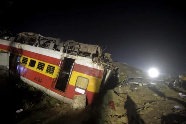 4 min 5 630x420 - Hiện trường vụ tai nạn đường sắt thảm khốc ở Ấn Độ