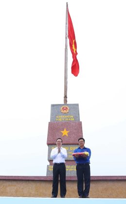 4 min 52 259x420 - Chủ tịch nước Võ Văn Thưởng thăm huyện Phú Quý ở Bình Thuận