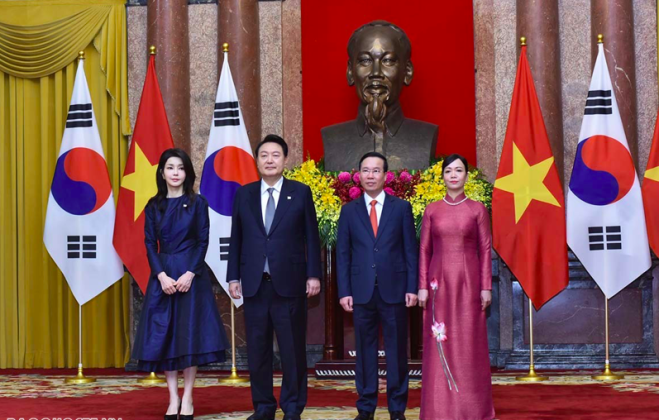Chủ tịch nước V&otilde; Văn Thưởng v&agrave; Phu nh&acirc;n Phan Thị Thanh T&acirc;m chủ tr&igrave; lễ đ&oacute;n Tổng thống H&agrave;n Quốc Yoon Suk-yeol v&agrave; Phu nh&acirc;n Kim Keon-hee s&aacute;ng 23/6, tại Phủ Chủ tịch. (Ảnh: Như &Yacute;)