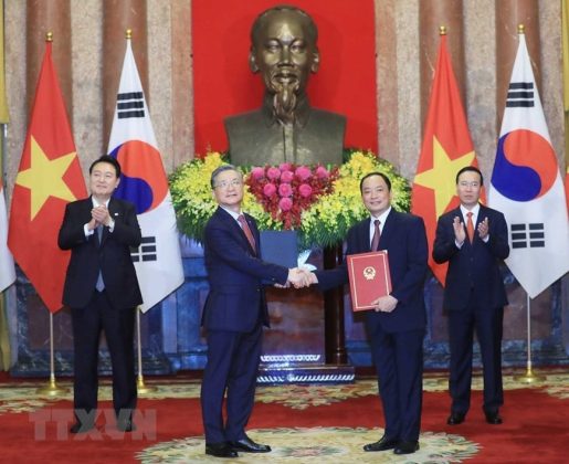 4 min 66 515x420 - Chủ tịch nước Võ Văn Thưởng và Tổng thống Hàn Quốc chứng kiến lễ trao đổi các văn kiện hợp tác