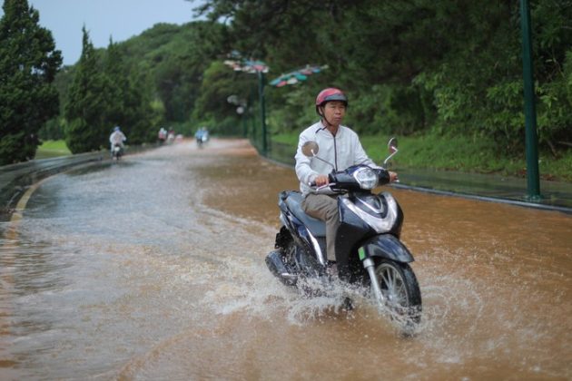 Tuy việc Đ&agrave; Lạt bị ngập kh&ocirc;ng c&ograve;n l&agrave; chuyện hiếm, nhưng cơn mưa gi&ocirc;ng trưa 23-6 rất lớn g&acirc;y ngập khu vực trung t&acirc;m khiến người d&acirc;n bất ngờ.