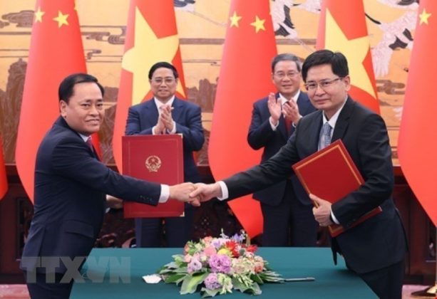 Thủ tướng Phạm Minh Ch&iacute;nh v&agrave; Thủ tướng Trung Quốc L&yacute; Cường chứng kiến Lễ k&yacute; Thỏa thuận khung về c&ugrave;ng th&uacute;c đẩy x&acirc;y dựng cửa khẩu th&ocirc;ng minh giữa Ủy ban Nh&acirc;n d&acirc;n tỉnh Lạng Sơn v&agrave; Ch&iacute;nh quyền Khu tự trị D&acirc;n tộc Choang, Quảng T&acirc;y (Trung Quốc).