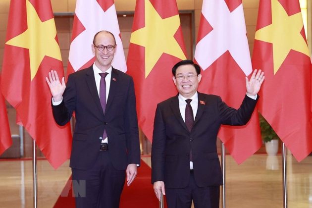 Chủ tịch Quốc hội Vương Đ&igrave;nh Huệ với Chủ tịch Hội đồng Quốc gia Thụy Sĩ Martin Candinas.