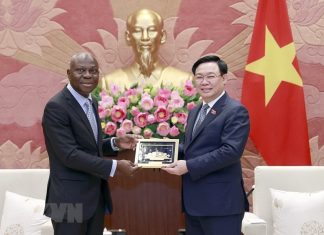 Chủ tịch Quốc hội Vương Đình Huệ tiếp Tổng Giám đốc ILO