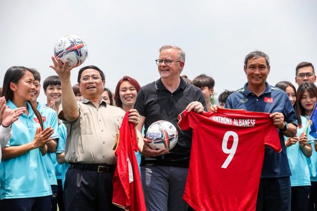 4 min 9 630x420 - Hai Thủ tướng Việt Nam và Australia thích thú với món quà từ tuyển bóng đá nữ