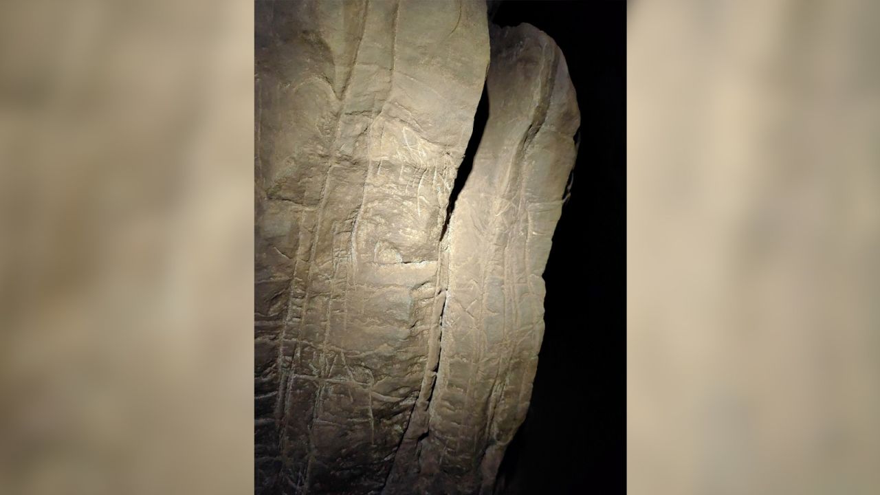 5 min 30 - Phát hiện giống người cổ đại biết chạm khắc biểu tượng và đã có tục an táng 100.000 năm trước con người