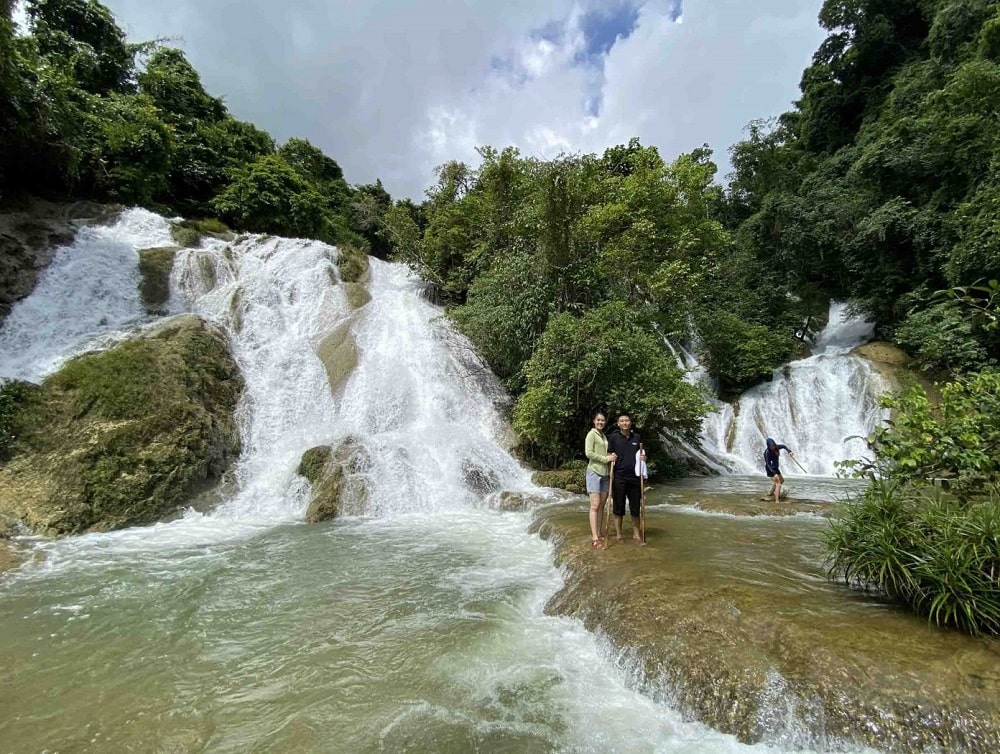 Du khách check-in tại thác. 
