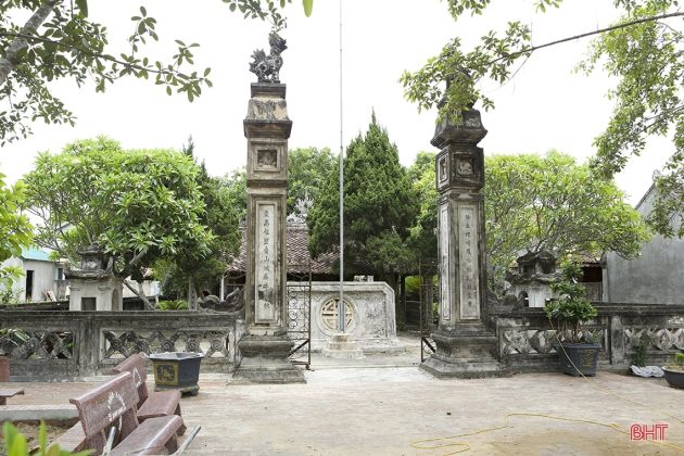 Nguyễn Huy O&aacute;nh (1713 - 1789) t&ecirc;n tự l&agrave; K&iacute;nh Hoa, hiệu Lựu Trai, Thi&ecirc;n Nam cư sĩ. &Ocirc;ng từng đỗ Giải nguy&ecirc;n kỳ thi Hương tại trường thi Nghệ An l&uacute;c 20 tuổi, được bổ quan rồi thăng dần đến ch&uacute;c Tri phủ Trường Kh&aacute;nh. Năm 1748, Nguyễn Huy O&aacute;nh đỗ Th&aacute;m hoa, được bổ l&agrave;m Thị giảng trong phủ ch&uacute;a Trịnh Doanh ki&ecirc;m chức H&agrave;n l&acirc;m viện đ&atilde;i chế, từng l&agrave; Nội giảng rồi Tư nghiệp Quốc Tử Gi&aacute;m.