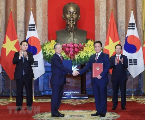 5 min 63 505x420 - Chủ tịch nước Võ Văn Thưởng và Tổng thống Hàn Quốc chứng kiến lễ trao đổi các văn kiện hợp tác