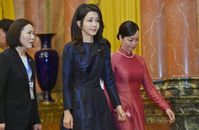 Phu nh&acirc;n Tổng thống H&agrave;n Quốc Kim Keon-hee v&agrave; Phu nh&acirc;n Chủ tịch nước Phan Thị Thanh T&acirc;m sau lễ đ&oacute;n. (Ảnh: Như &Yacute;)