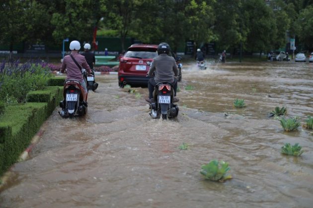Đoạn ngập gần v&ograve;ng xoay Trần Quốc Toản - B&ugrave;i Thị Xu&acirc;n. Nhiều tuyến đường kh&aacute;c như Phan Đ&igrave;nh Ph&ugrave;ng th&igrave; ngập nặng hơn, nước tr&agrave;n v&agrave;o nh&agrave; d&acirc;n g&acirc;y hư hỏng một số vật dụng.