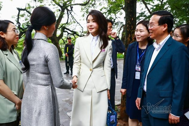 Phu nh&acirc;n Tổng thống H&agrave;n Quốc ch&agrave;o tạm biệt Chủ tịch nước v&agrave; phu nh&acirc;n.
