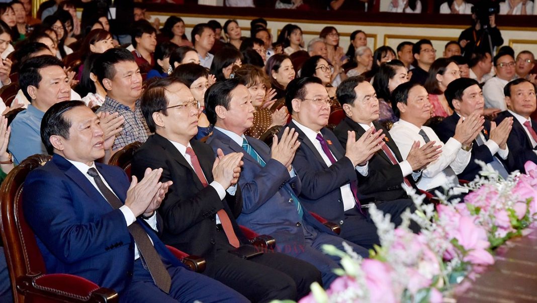 Chủ tịch Quốc hội dự chương trình 'Vinh quang Tổ quốc Việt Nam'
