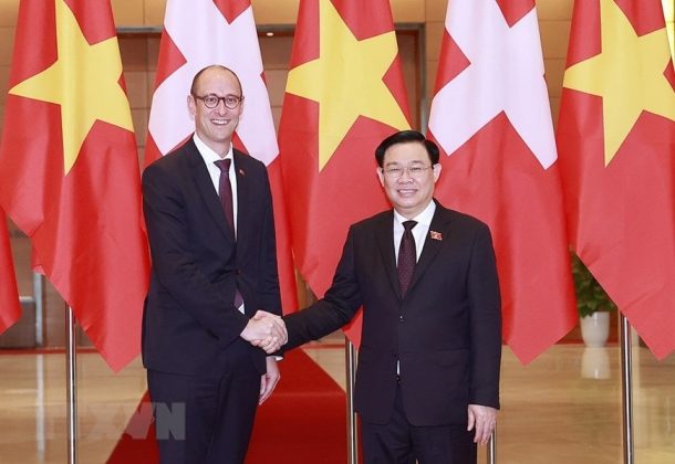Chủ tịch Quốc hội Vương Đ&igrave;nh Huệ với Chủ tịch Hội đồng Quốc gia Thụy Sĩ Martin Candinas.
