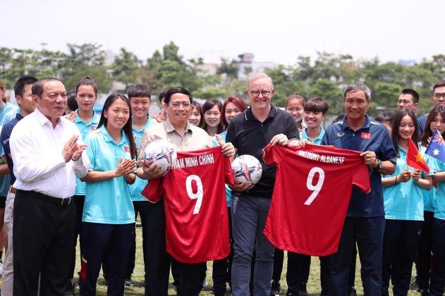 5 min 9 631x420 - Hai Thủ tướng Việt Nam và Australia thích thú với món quà từ tuyển bóng đá nữ