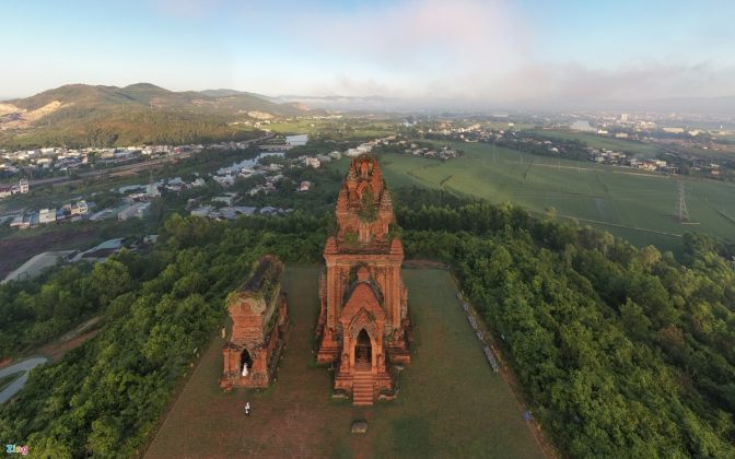 6 min 23 672x420 - Kiến trúc Champa cổ tại tháp Bánh Ít ở Bình Định