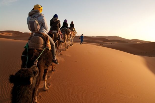 Cư d&acirc;n ở Sahara gồm 2 bộ lạc ch&iacute;nh l&agrave; người Bedouin v&agrave; người Tuareg. Người Bedouin l&agrave; một bộ tộc gốc Ả Rập vẫn n&oacute;i ng&ocirc;n ngữ c&oacute; nguồn gốc từ b&aacute;n đảo Ả Rập. Trong khi người Tuareg l&agrave; d&acirc;n du mục n&oacute;i ng&ocirc;n ngữ Berber.