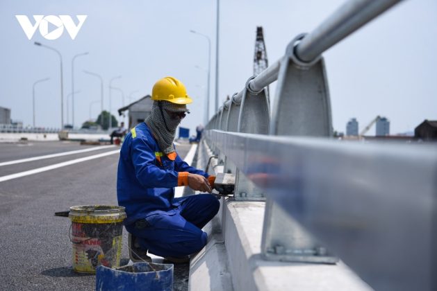 C&ocirc;ng nh&acirc;n vệ sinh sạch sẽ cũng như kiểm tra lại c&aacute;c hạng mục lần cuối của to&agrave;n bộ c&ocirc;ng tr&igrave;nh trước khi đưa v&agrave;o phục vụ người d&acirc;n.
