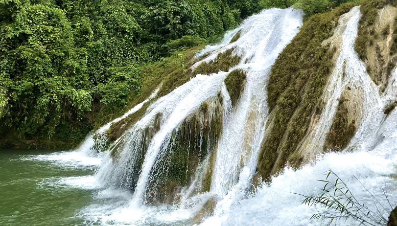 Chuyển tiếp giữa các tầng thác là những tầng thác nhỏ. 