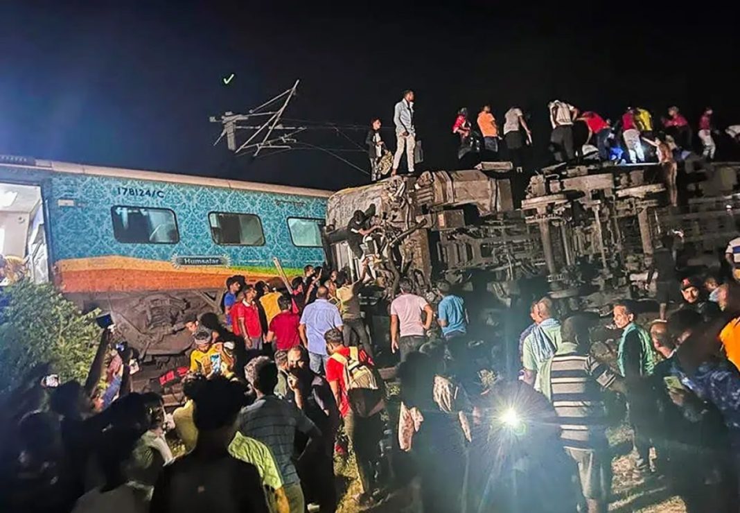 Hiện trường vụ tai nạn đường sắt thảm khốc ở Ấn Độ