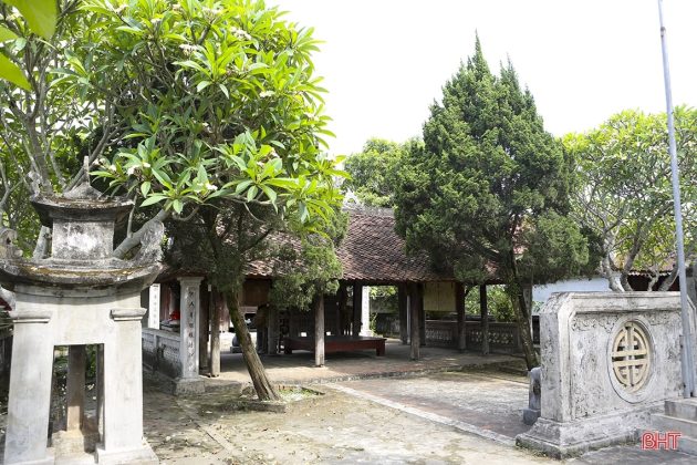 Năm 1761, &ocirc;ng được ban tam phẩm để tiếp sứ nh&agrave; Thanh, đến năm 1765 l&agrave;m Ch&aacute;nh sứ đi sứ Trung Quốc. Năm 1768, &ocirc;ng được thăng l&agrave;m Hữu thị lang bộ C&ocirc;ng rồi sau đ&oacute; l&agrave; Thượng thư bộ C&ocirc;ng. Năm 1783, Nguyễn Huy O&aacute;nh từ quyền Tham tụng (l&agrave; quyền điều h&agrave;nh ch&iacute;nh sự) về tại qu&ecirc; nh&agrave;. Tại đ&acirc;y, &ocirc;ng đ&atilde; th&agrave;nh lập Thư viện Ph&uacute;c Giang v&agrave; mở trường dạy học gọi l&agrave; Trường Lưu học hiệu.