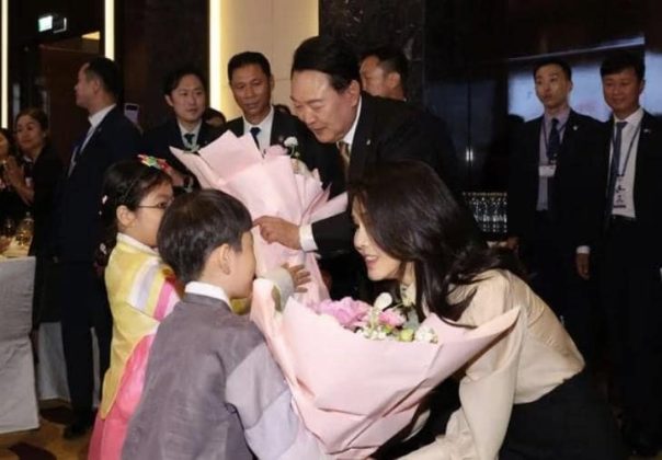 Tổng thống Yoon Suk-yeol v&agrave; Phu nh&acirc;n nhận hoa từ hai em nhỏ người H&agrave;n tại buổi gặp gỡ với kiều b&agrave;o H&agrave;n Quốc ng&agrave;y 22/6 tại H&agrave; Nội. (Ảnh: Chosun Ilbo)