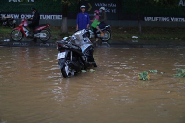 Một số đoạn ngập gần nửa m&eacute;t khiến người d&acirc;n chạy xe qua bị chết m&aacute;y.