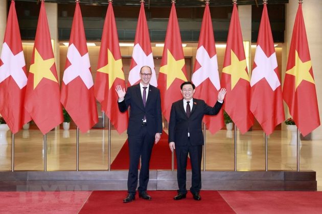 Chủ tịch Quốc hội Vương Đ&igrave;nh Huệ với Chủ tịch Hội đồng Quốc gia Thụy Sĩ Martin Candinas.