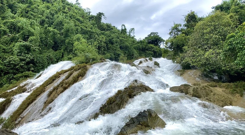 Dưới chân thác, những cánh đồng quanh năm tươi tốt tạo nên bức tranh thiên nhiên đầy thơ mộng. 