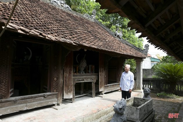 Danh nh&acirc;n Nguyễn Huy Tự (1743-1790) l&agrave; con trai Nguyễn Huy O&aacute;nh. Năm 1759, &ocirc;ng đỗ thứ 5 khoa thi Hương trường Nghệ l&uacute;c mới 17 tuổi. &Ocirc;ng ra l&agrave;m quan cho triều L&ecirc; một thời gian ngắn, sau đ&oacute; từ bỏ &aacute;o quan theo nh&agrave; T&acirc;y Sơn c&ugrave;ng vua Quang Trung đại ph&aacute; qu&acirc;n Thanh x&acirc;m lược. Trong ảnh: Cụ Nguyễn Huy Thiện - người tr&ocirc;ng coi nh&agrave; thờ Nguyễn Huy O&aacute;nh v&agrave; Nguyễn Huy Tự.