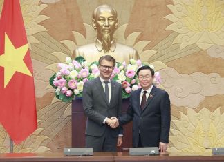 Chủ tịch Quốc hội Vương Đình Huệ tiếp Đoàn Nghị viện châu Âu