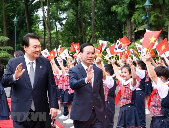7 min 44 554x420 - Chủ tịch nước Võ Văn Thưởng chủ trì Lễ đón Tổng thống Hàn Quốc