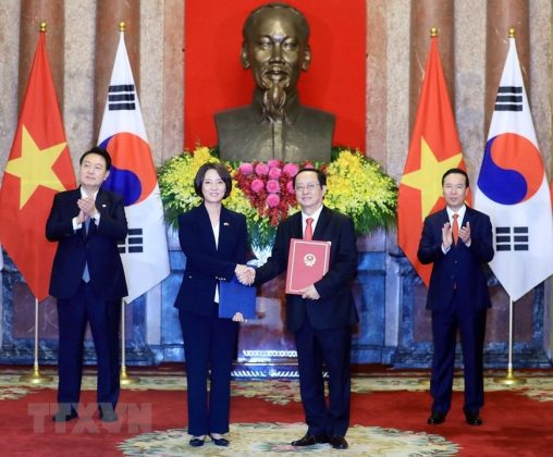7 min 45 508x420 - Chủ tịch nước Võ Văn Thưởng và Tổng thống Hàn Quốc chứng kiến lễ trao đổi các văn kiện hợp tác