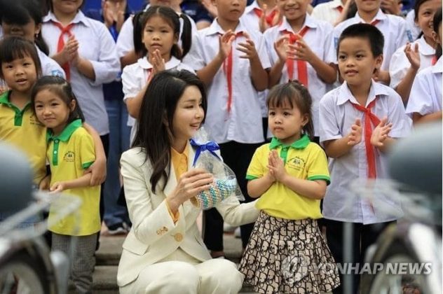 Đệ nhất phu nh&acirc;n H&agrave;n Quốc Kim Keon-hee thăm L&agrave;ng trẻ em SOS ở H&agrave; Nội v&agrave; nhận qu&agrave; từ một em nhỏ. (Ảnh: Yonhap)