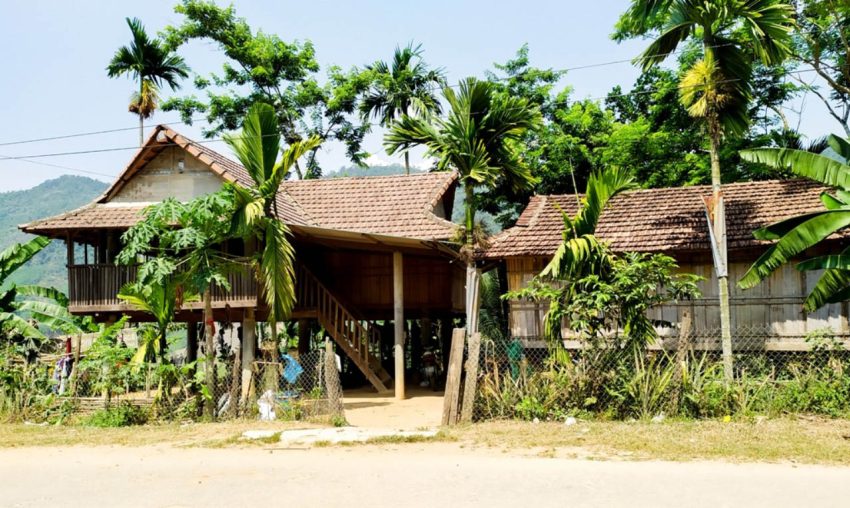 Đường đi qua các khu làng của đồng bào dân tộc thiểu số đã bám trụ, sinh sống trên dãy Trường Sơn Đông bao đời nay. 2