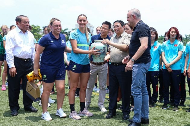 7 min 6 630x420 - Hai Thủ tướng Việt Nam và Australia thích thú với món quà từ tuyển bóng đá nữ