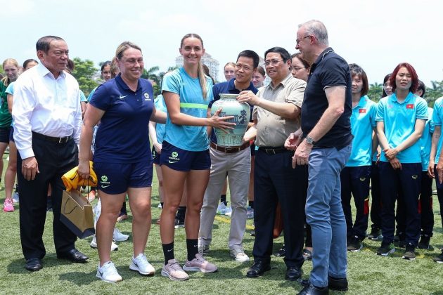 Thủ tướng Phạm Minh Ch&iacute;nh tặng qu&agrave; lưu niệm cho đội tuyển b&oacute;ng đ&aacute; nữ U20 Australia.