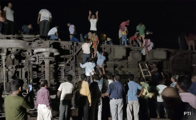 8 min 2 683x420 - Hiện trường vụ tai nạn đường sắt thảm khốc ở Ấn Độ
