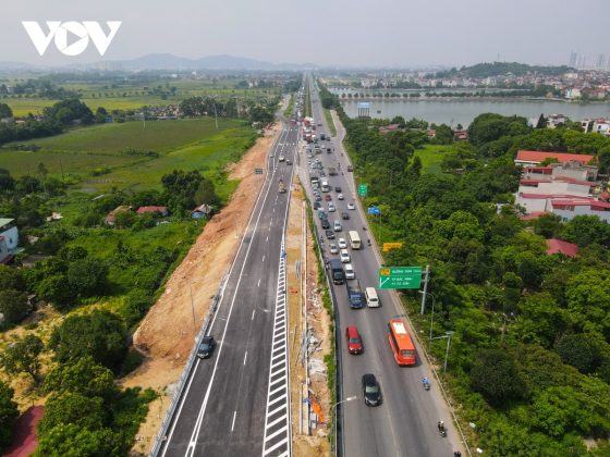 Trao đổi với ph&oacute;ng vi&ecirc;n B&aacute;o Điện tử VOV, đại diện l&atilde;nh đạo BQL dự &aacute;n đầu tư x&acirc;y dựng c&aacute;c c&ocirc;ng tr&igrave;nh giao th&ocirc;ng, n&ocirc;ng nghiệp tỉnh Bắc Giang cho biết, sau 1 năm khởi c&ocirc;ng dự &aacute;n cầu Như Nguyệt đến nay đ&atilde; ho&agrave;n th&agrave;nh 98% tiến độ thi c&ocirc;ng, dự kiến cuối th&aacute;ng 6/2023 th&ocirc;ng xe kỹ thuật.