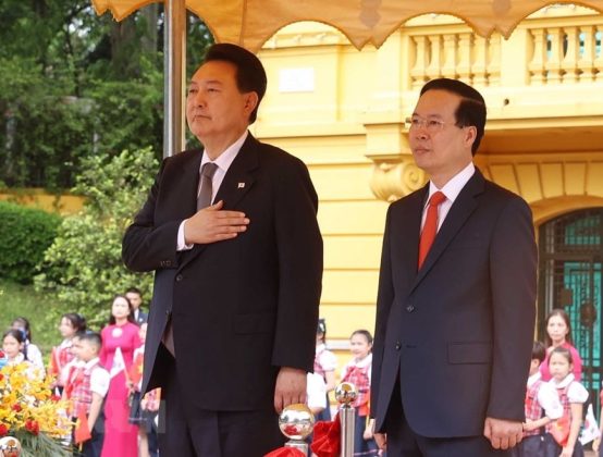 8 min 39 554x420 - Chủ tịch nước Võ Văn Thưởng chủ trì Lễ đón Tổng thống Hàn Quốc