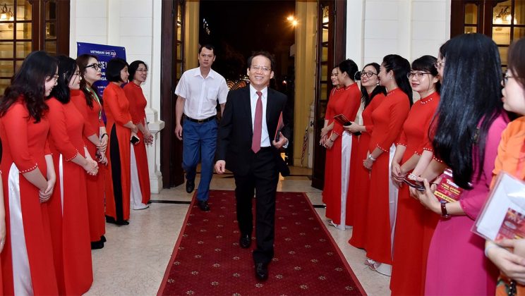 8 min 4 744x420 - Chủ tịch Quốc hội dự chương trình 'Vinh quang Tổ quốc Việt Nam'