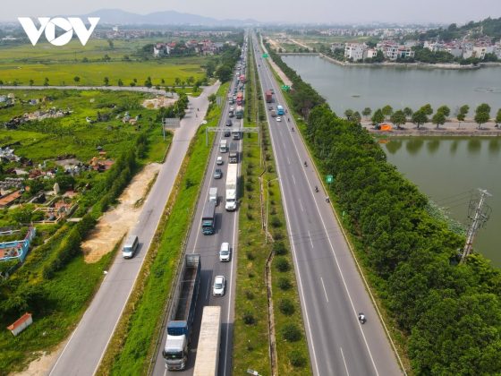 &ldquo;Đối với c&aacute;c hạng mục về an to&agrave;n giao th&ocirc;ng, sơn vạch kẻ đường, khe co gi&atilde;n đang được gấp r&uacute;t thi c&ocirc;ng ho&agrave;n thiện. B&ecirc;n cạnh đ&oacute; để đảm bảo ATGT Ban quản l&yacute; cũng đề nghị c&aacute;c phương tiện tham gia giao th&ocirc;ng đi chậm theo đ&uacute;ng biển b&aacute;o chỉ dẫn, kh&ocirc;ng lấn l&agrave;n, lấn luồng g&acirc;y &aacute;ch tắc giao th&ocirc;ng cục bộ tại c&aacute;c n&uacute;t giao&rdquo;- đại diện l&atilde;nh đạo n&oacute;i.