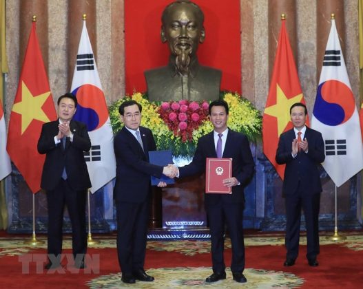 9 min 27 527x420 - Chủ tịch nước Võ Văn Thưởng và Tổng thống Hàn Quốc chứng kiến lễ trao đổi các văn kiện hợp tác