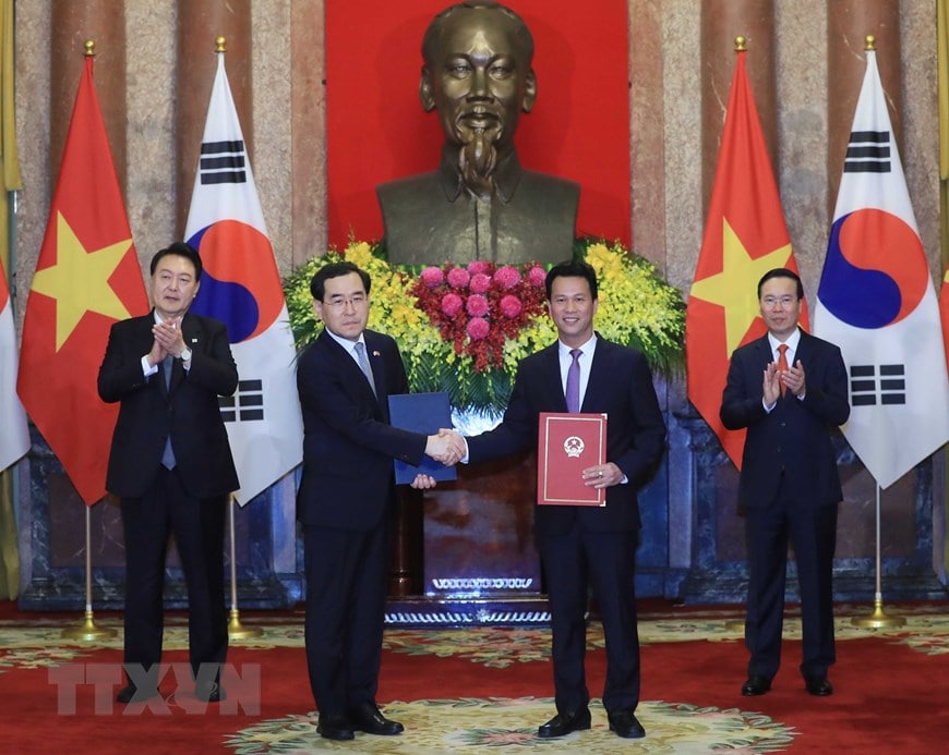 Chủ tịch nước Võ Văn Thưởng và Tổng thống Hàn Quốc chứng kiến lễ trao đổi các văn kiện hợp tác
