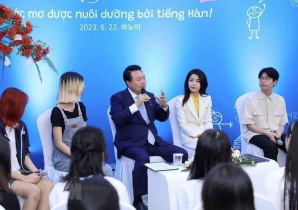 B&agrave; Kim Keon-hee c&ugrave;ng Tổng thống H&agrave;n Quốc Yoon Suk-yeol trong buổi n&oacute;i chuyện với c&aacute;c sinh vi&ecirc;n Trường đại học Ngoại ngữ, Đại học Quốc gia H&agrave; Nội, ng&agrave;y 22/6. (Ảnh: TTXVN) B&agrave; Kim Keon-hee c&ugrave;ng Tổng thống H&agrave;n Quốc Yoon Suk-yeol trong buổi n&oacute;i chuyện với c&aacute;c sinh vi&ecirc;n Trường đại học Ngoại ngữ, Đại học Quốc gia H&agrave; Nội, ng&agrave;y 22/6. (Ảnh: TTXVN)