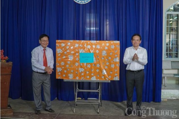 9 min 3 630x420 - Phó Thủ tướng Trần Lưu Quang thăm Trung tâm Phục hồi chức năng giáo dục trẻ em khuyết tật tỉnh Khánh Hòa