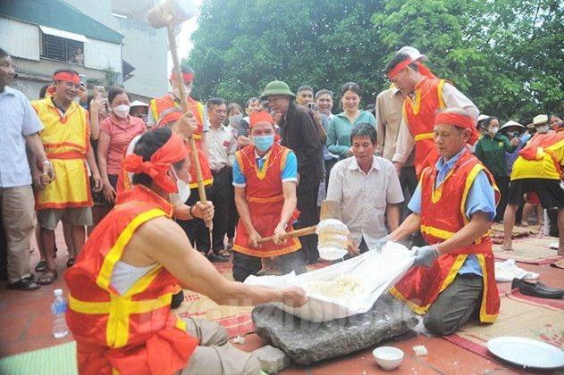 N&eacute;t đẹp văn h&oacute;a từ những lễ hội truyền thống vẫn được ph&aacute;t huy. Trong ảnh: Thi gi&atilde; b&aacute;nh giầy tại lễ hội truyền thống đ&igrave;nh, đền Sượt
