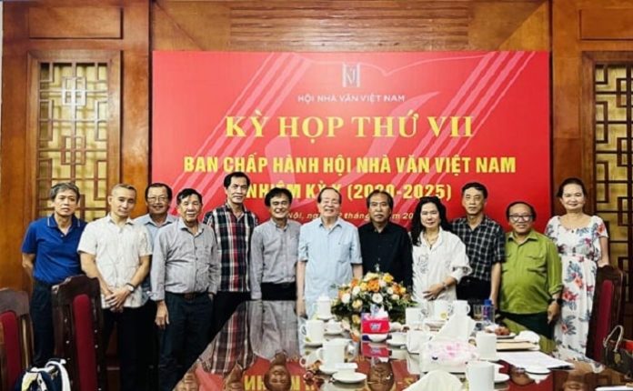 Ban Chấp hành Hội Nhà văn Việt Nam tiến hành kỳ họp thứ VII nhiệm kỳ X Ban Chấp hành Hội Nhà văn Việt Nam tiến hành kỳ họp thứ VII nhiệm kỳ X