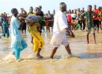 Chìm thuyền chở khách ở Nigeria, hàng trăm người chết, mất tích